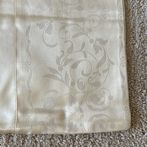 Between The Sheets Standard Sham 21x27 Chardonnay NWT - Picture 4 of 4